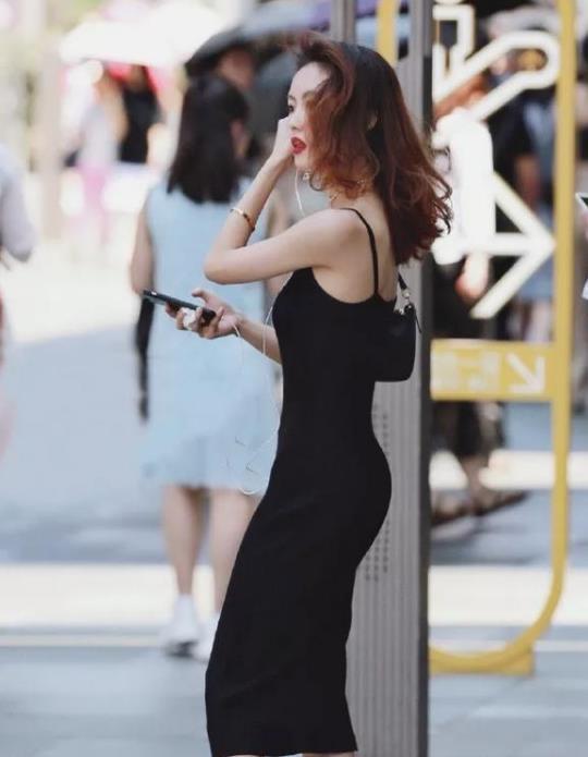  吊带|街拍气质高雅的小姐姐，一条黑色的吊带连衣裙，时尚魅力女人味