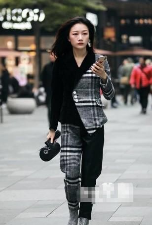  [看起来]路人街拍，小姐姐身穿黑色的旗袍连衣裙，看起来很有美感