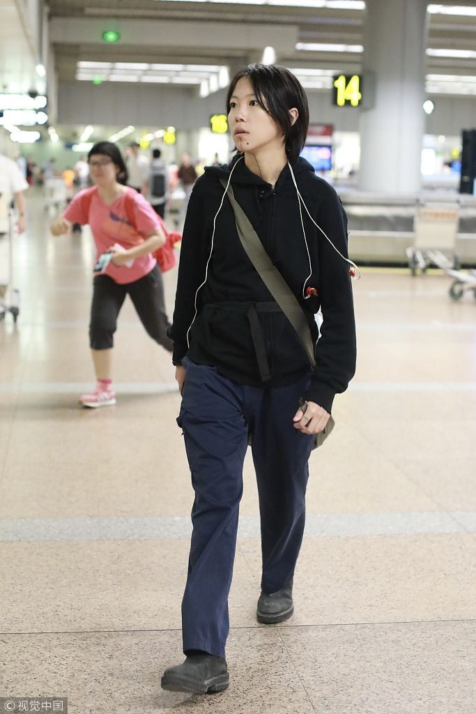 窦靖童腰挂搪瓷缸头发似三天没洗 双手叠放身前抿嘴露纹身