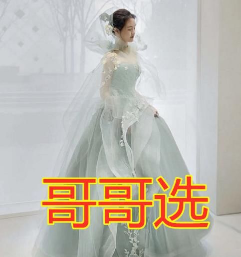  「婚纱」有种“年龄差”叫选婚纱，哥哥选VS奶奶选，看到闺蜜：不愧是姐妹！