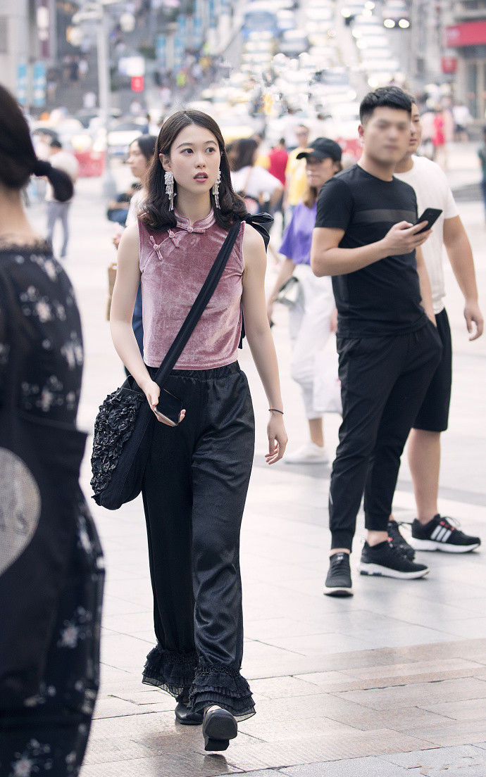 重庆街拍，时尚个性的魅力穿搭风，释放性感女人味!