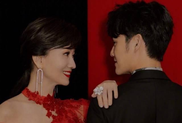  出文@与她大不相同！65岁赵雅芝出文晒“萌宝”，因童真未眠获赞誉