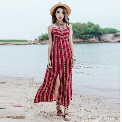 如今年女人真敢穿，这款“吊带裙”，清新质感十足，性感而迷人