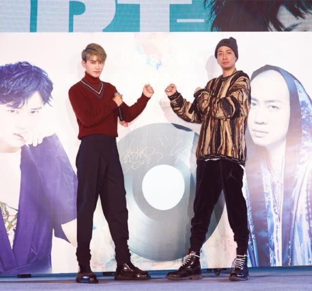 熊梓淇来了，每次穿的鞋子都挺特别，小伙子很有想法啊!