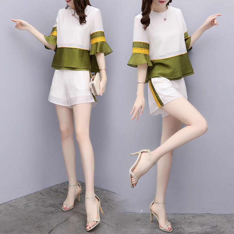 小姨已经40岁，穿了棉麻短裤套装+小白鞋，美的让人移不开眼