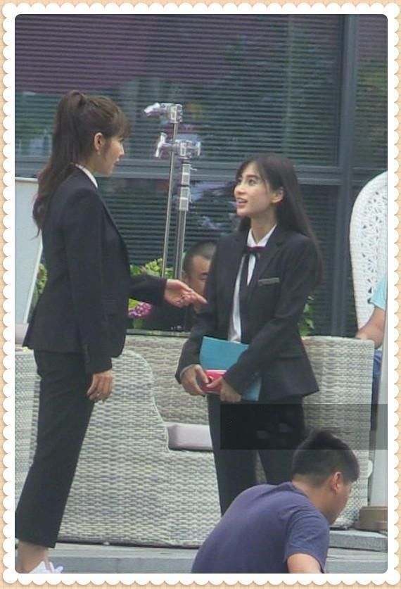 看了杨颖的西装，再看李菲儿，网友直呼：真不敢恭维黄晓明的品味