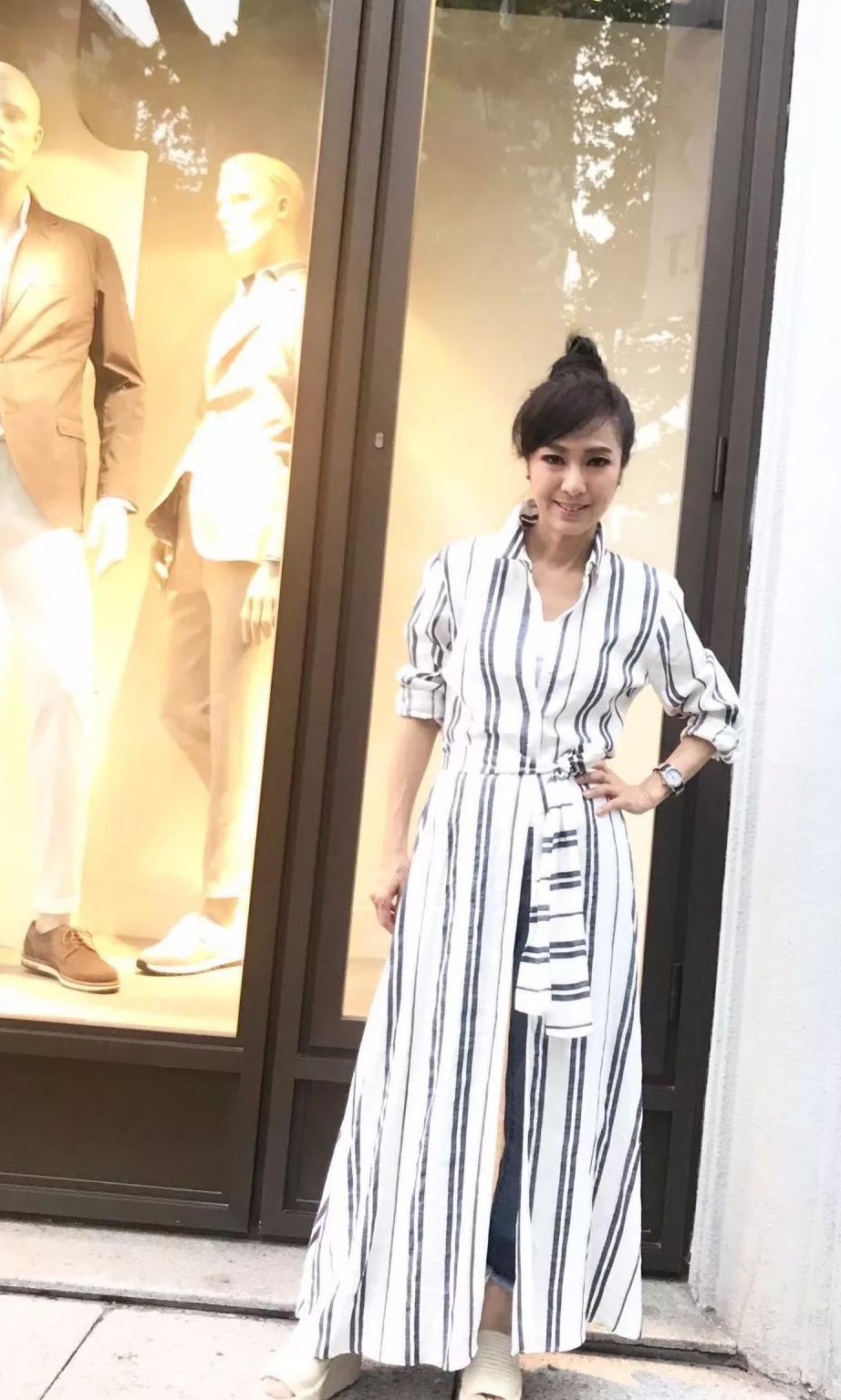 63岁米雪扎双马尾辫扮嫩，还挺少女感！网友：穿鞋的品味有点土！