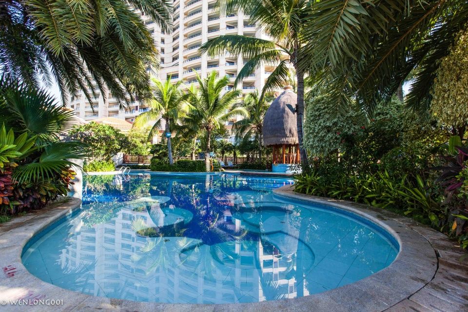 这可能是离三亚机场最近的酒店了,泳池连着大海