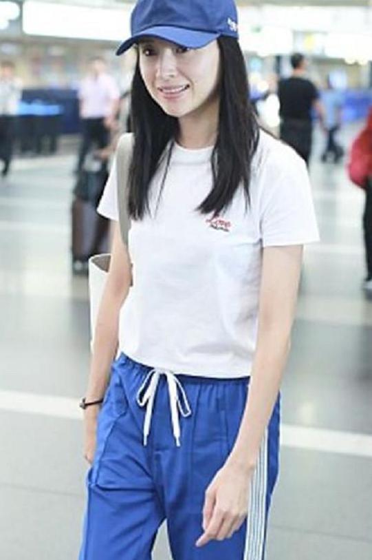 董洁“素颜”现身机场, 白色T恤搭配蓝色运动裤尽显干练清爽