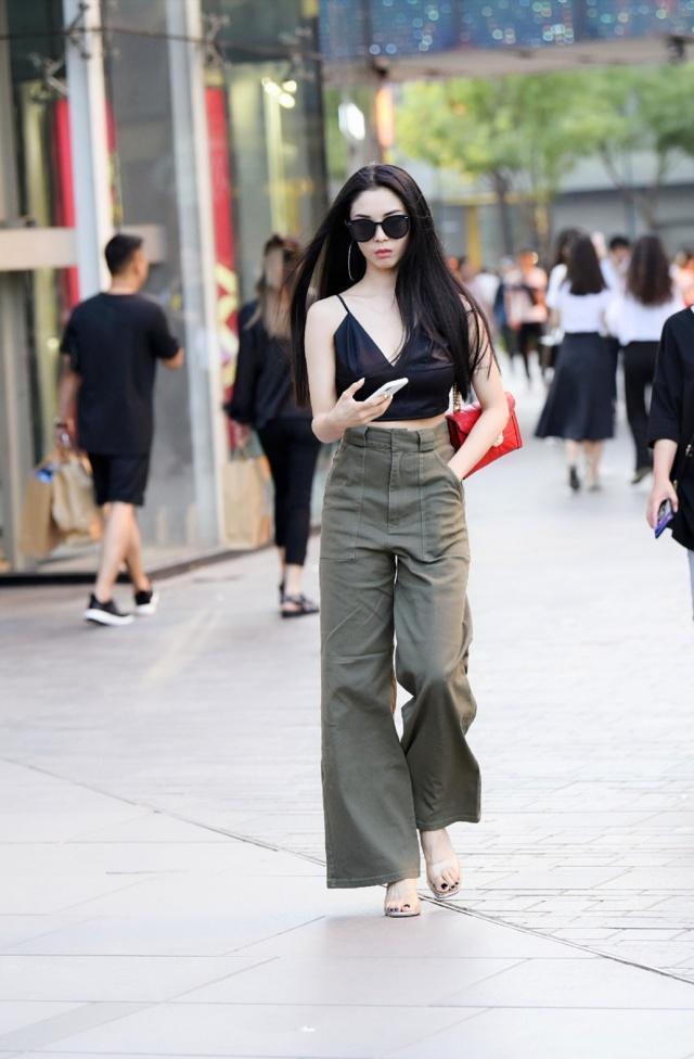  短袖■时尚靓丽的气质美女，墨绿色短袖搭配休闲牛仔裤，楚楚动人