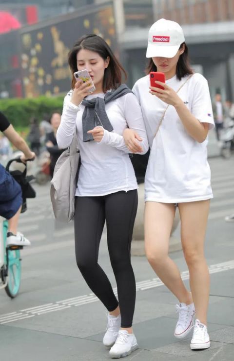  气质|小姐姐优秀，穿黑色长裤也能美过比她高的好姐妹，气质优雅真迷人