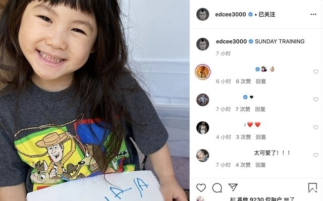 『露齿』陈冠希晒女儿萌照,Alaia对镜露齿微笑,亲自教女儿学写名字