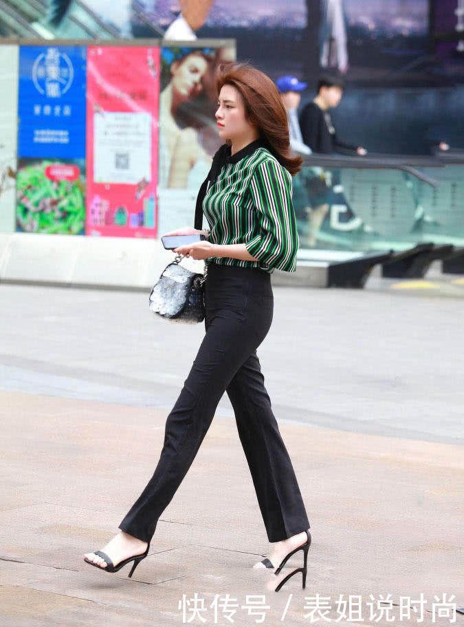 极品御姐贴身长裤裹出完美曲线，步子迈这么大什么事这么着急