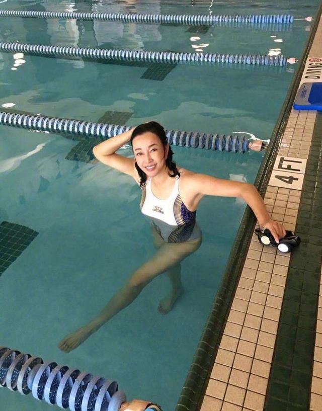 刘晓庆最新近照，62岁穿泳衣秀曲线，身材依旧吸睛，网友：厉害了