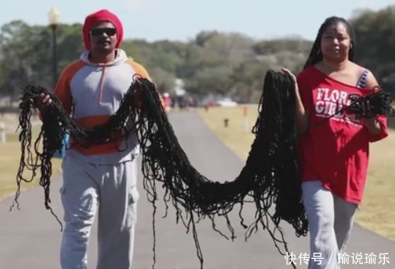 女子不愿意洗头,丈夫每天睡在她的头发上面,看到她的头发傻了眼