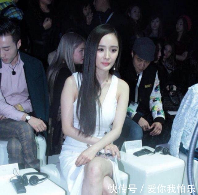 杨幂太拼了，裙子短到坐下都不方面，网友真是满屏的尴尬！