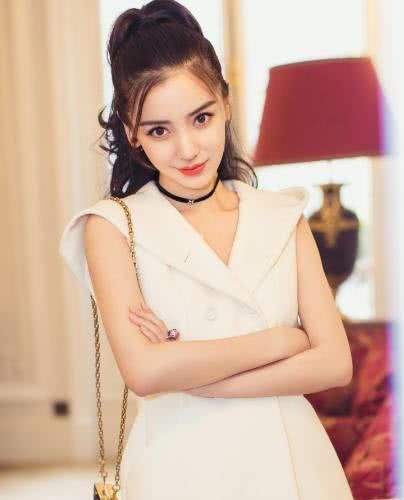 杨颖的5款发型，图2像邻家妹妹，图4成熟，最后一图最受她的喜爱