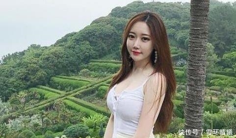  气质：美女街拍：打扮时尚的小姐姐，显露出了性感的身材，还很有气质！