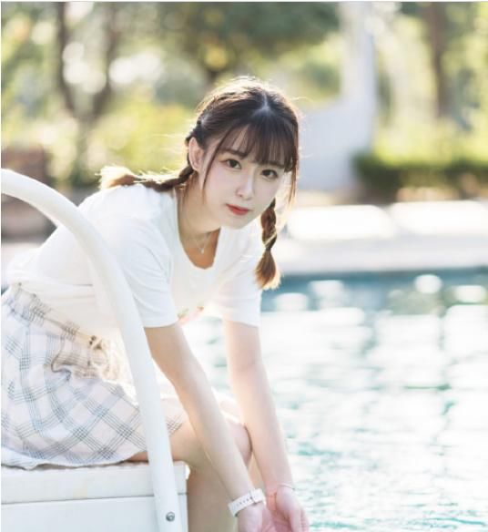 [ 马尾辫]白衬衫格子裙, 网友: 仿佛已经看到夏天，小姐姐马尾辫拍写真,