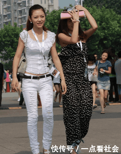 男子火车站送人，街拍到一个美女，气质和脸蛋都不输旁人！