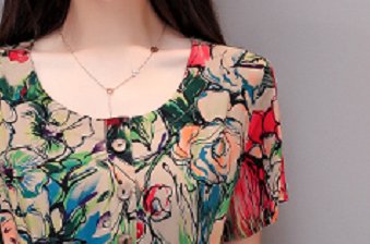 瞧瞧!新出“高档红”妈妈装，竟比旗袍洋气，难怪婆婆一买就5件