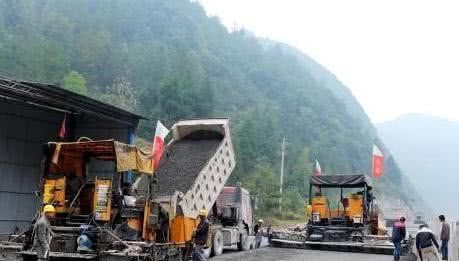 高速公路为什么不用钢筋混凝土做路面？内行人“一语道破”