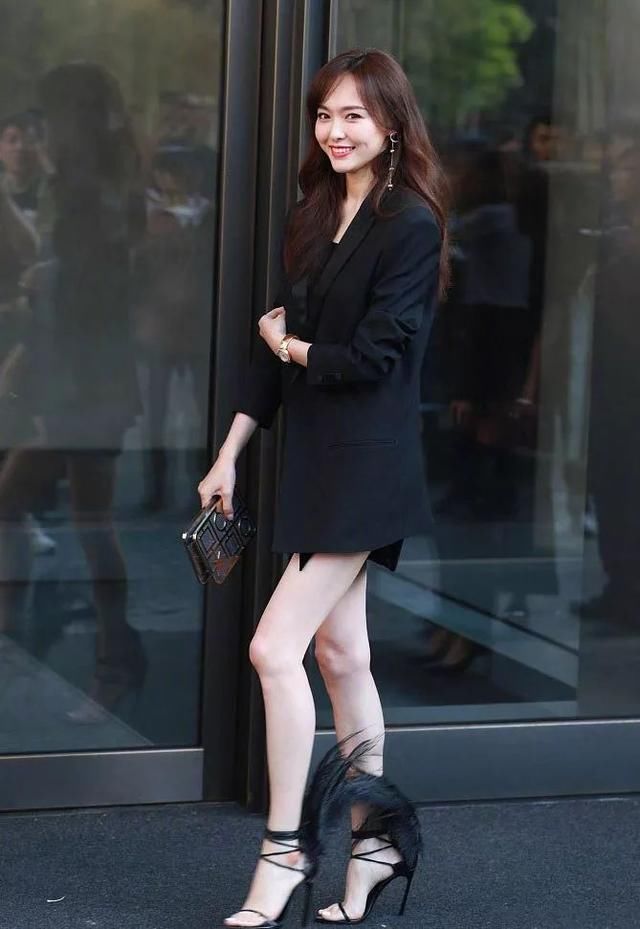 唐嫣这双羽毛高跟鞋超美 肤白貌美的大长腿小姐姐了解一下