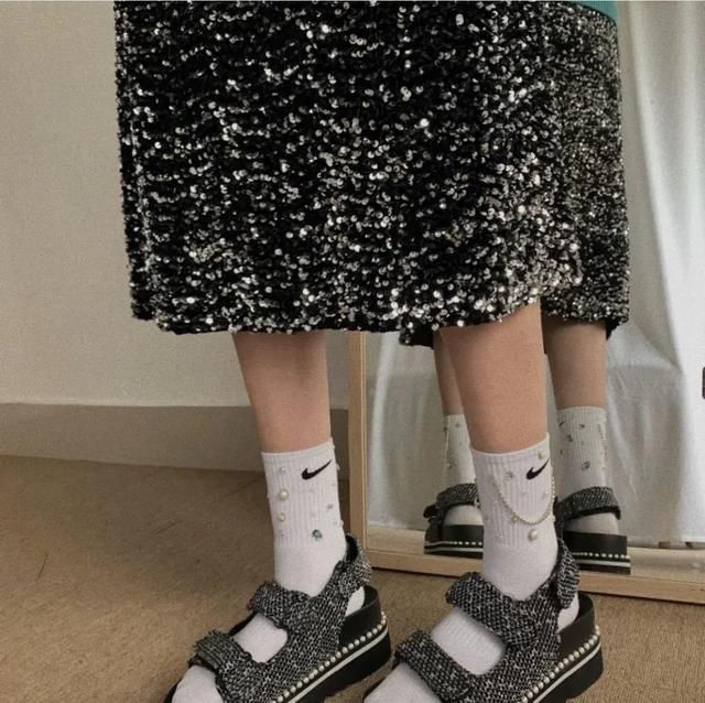  [时髦]没想到袜子也能穿得这么时髦！