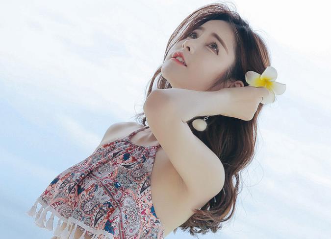 这位模特长得太清纯了，露出可爱的笑容，在沙滩上像小仙女一样