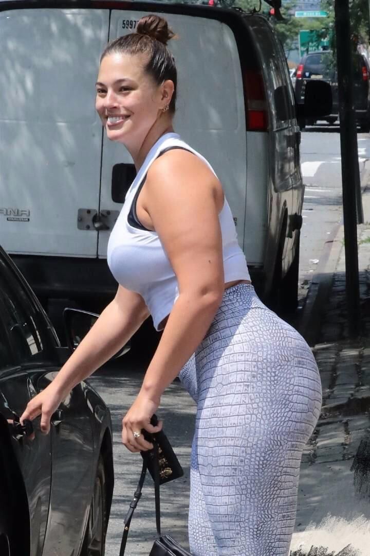 大码超模格林汉姆健身完毕清凉出街!全身都是肌肉,脸还是很小!