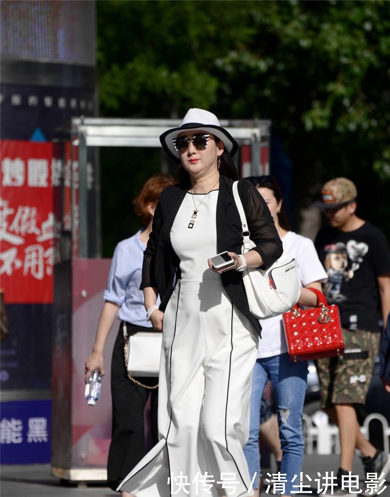 『美女』连衣裤搭配坡跟鞋,资深美女搭配出贵气范,让你忽略她的年龄