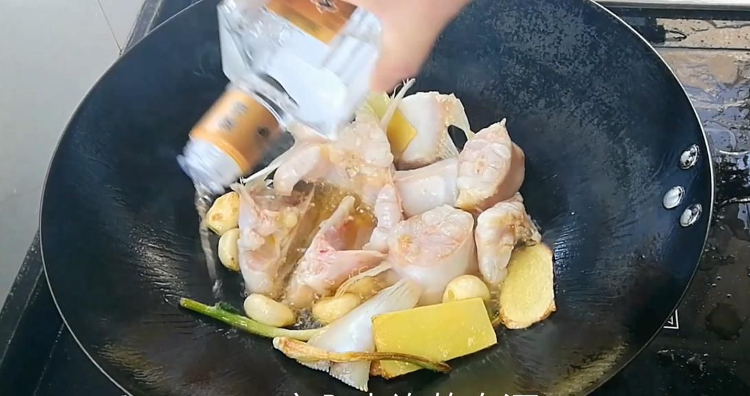 『肉质』淮扬菜大厨分享江苏经典美食——白汁鮰鱼,肉质软糯细腻鲜美异常