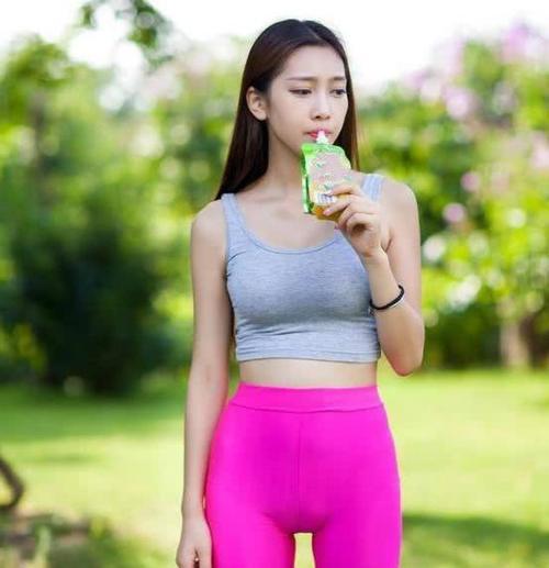 身着紧身裤的美女，外形靓丽惹人注目！