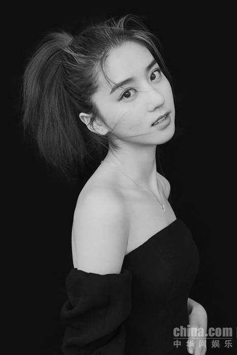 99后李凯馨大气演绎黑白片 “天鹅颈”少女气质好惊艳