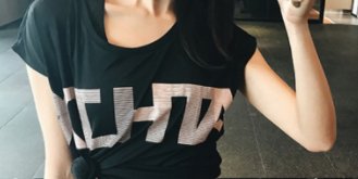 健身房的女人真开放，只穿半透衫瑜伽服，勾勒S曲线显腰肢