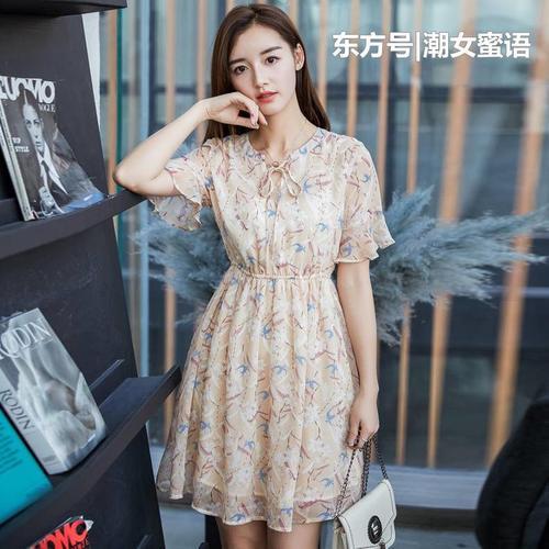 无法抗拒的碎花连衣裙，有着淑女名媛般的风韵，尽显妩媚柔情！