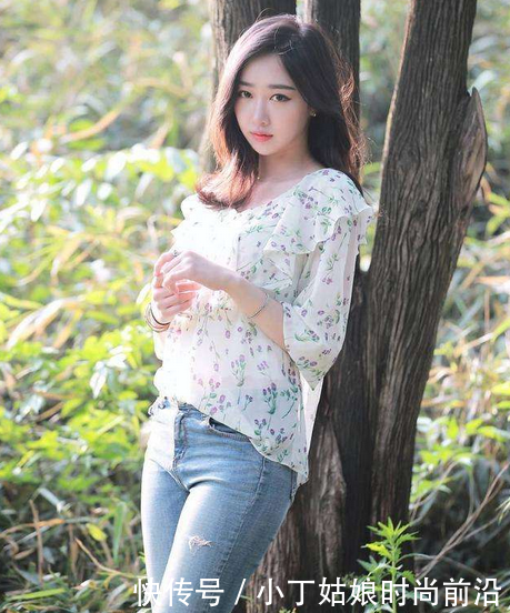 街拍：小姐姐穿着紧身裙，凸显玲珑优美曲线