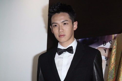 柯震东发微博为父亲庆生，网友留言却让他很无语：吸毒的人滚蛋