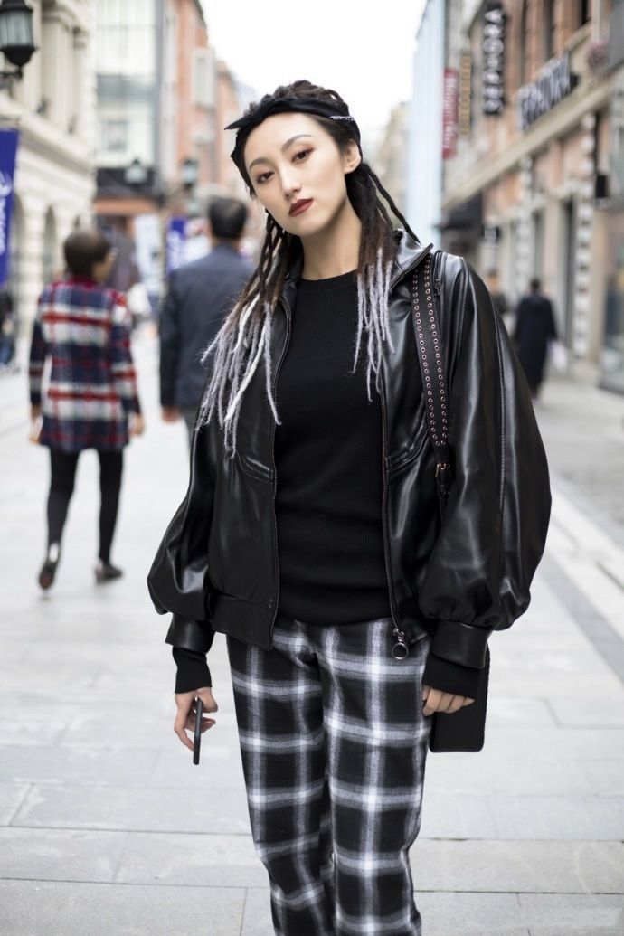  看起来■街拍：清新靓丽的美女，阔腿牛仔裤潇洒帅气，看起来很显腿长