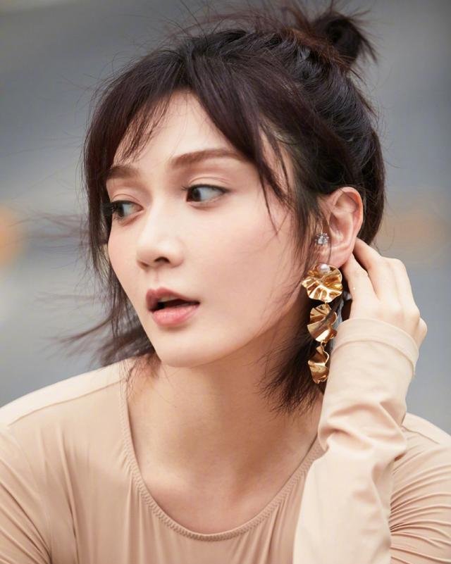 她是《老房有喜》小海燕，如今秋衣外面穿抹胸，网友：漂亮