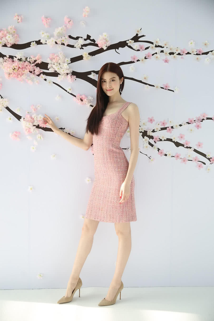 不愧是维密超模，何穗吊带睡裙也敢出镜，裙子上还全是“洞”