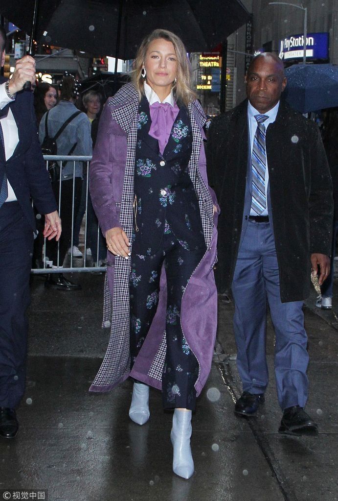 “S女王”布莱克花西装配大衣气场炸裂   大长腿走路带风获专人撑