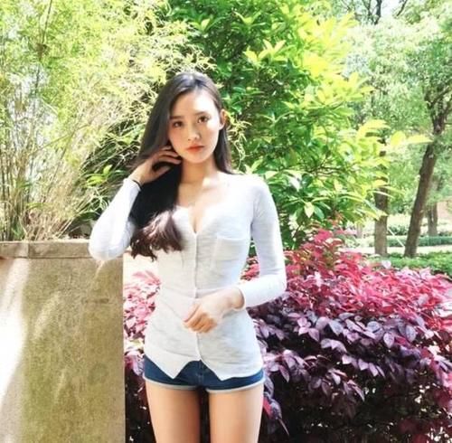 高颜值牛仔裤美女,身材特别棒,让人心生爱慕