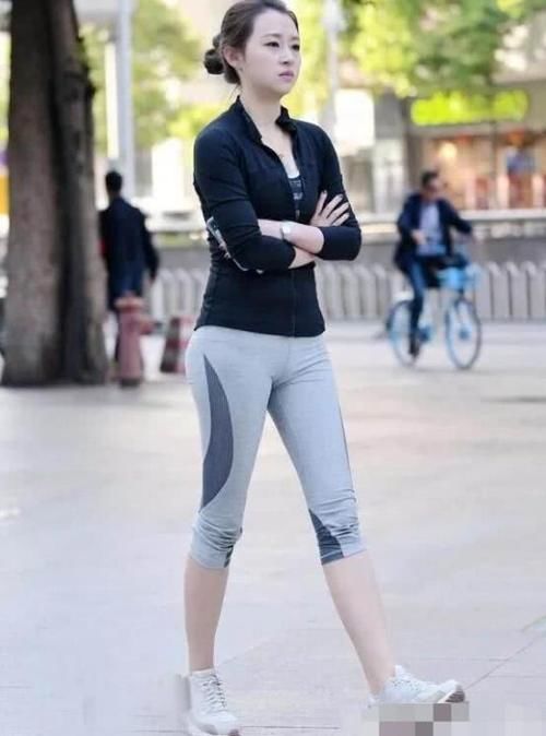 街头穿打底裤的时尚美女，悠闲自信，唯美也迷人！