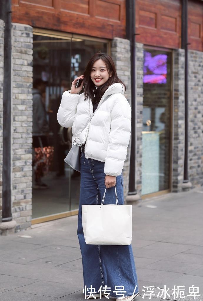 「美女」街拍美女:紧身裙穿搭,展现小姐姐优美范儿,青春时尚!