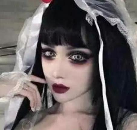 靠化妆就能成为娃娃，被称“暗黑芭比”，素颜比温婉美十倍！