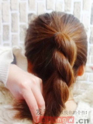 自己简单盘发技巧 扎出最时尚的盘发发型