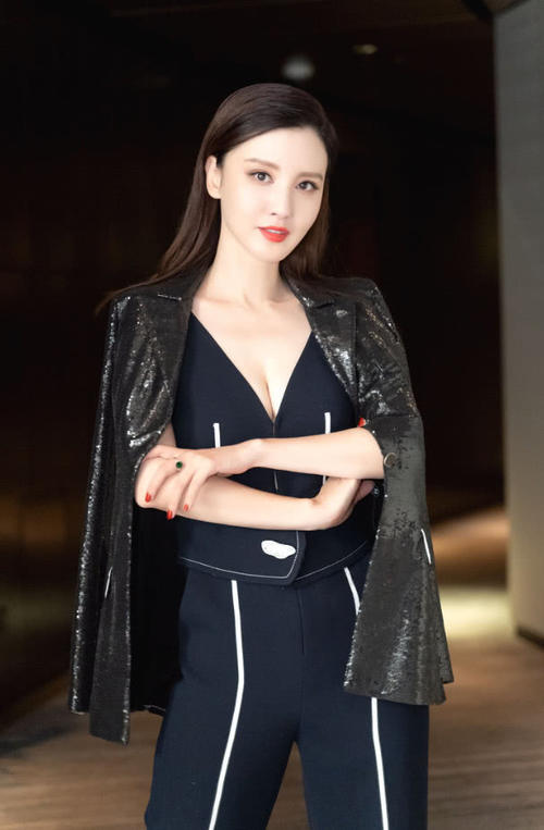 张萌穿深色连体裤大秀好身材，这气质不用吹，越看越心动！