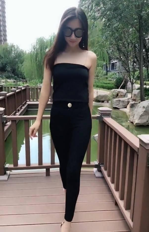  着装|公园里的妙龄女郎抢镜，黑色的着装，穿出高贵的女神气息!