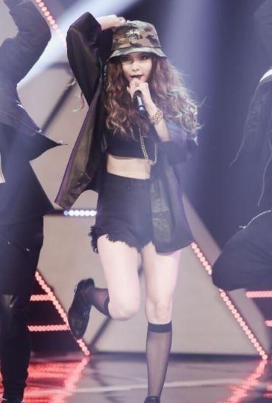 金泫雅穿超短裤，劲歌热舞红唇性感，透露出一股子清爽的媚劲儿！